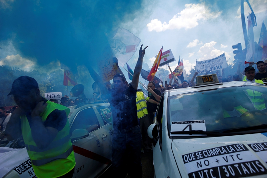 Huelga de taxistas en España contra servicios de Uber o Cabify8