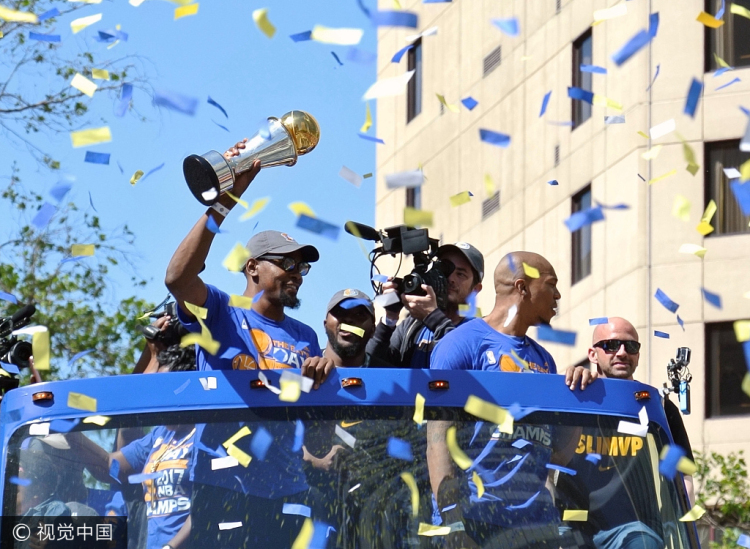 Warriors celebra su campeonato con desfile en Oakland