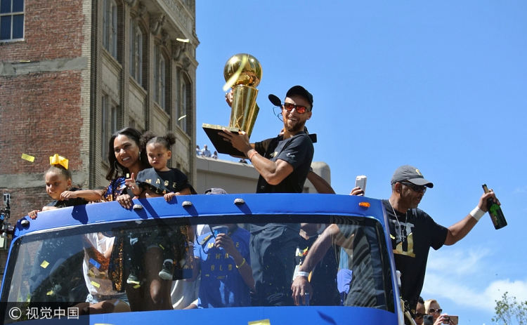 Warriors celebra su campeonato con desfile en Oakland