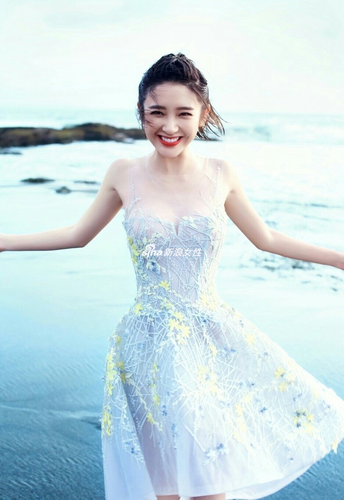 Joven actriz china Tang Yixin posa en la playa6