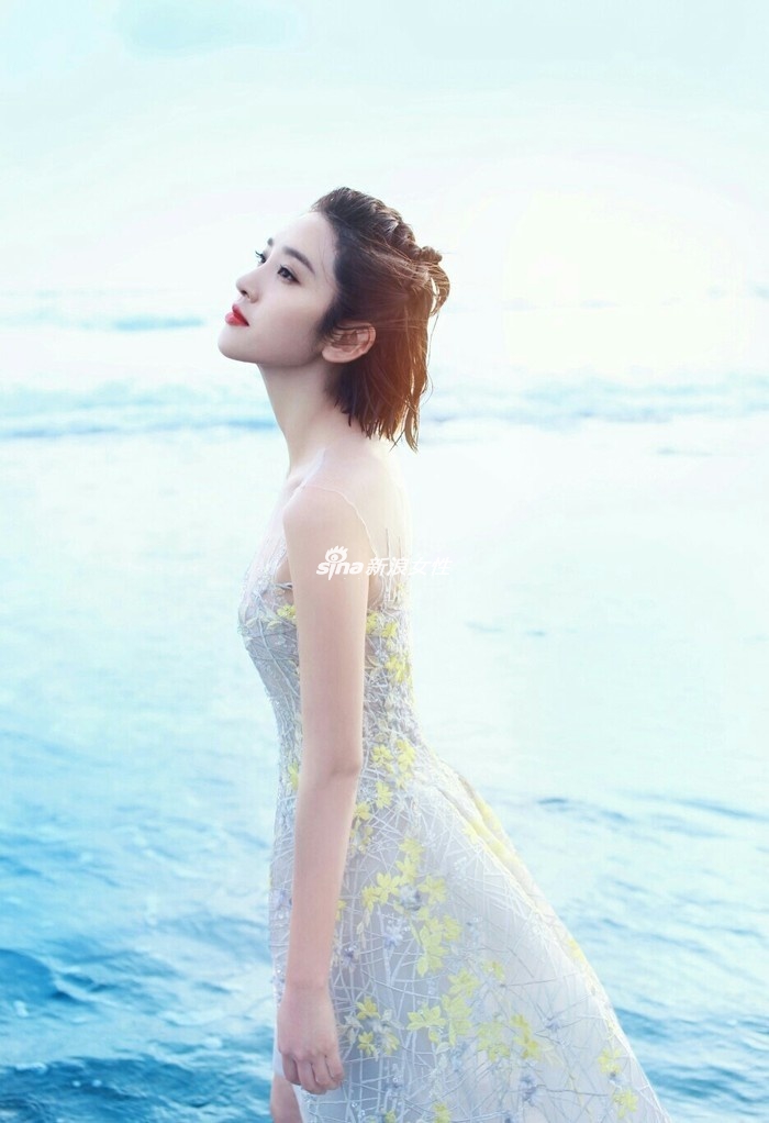 Joven actriz china Tang Yixin posa en la playa7