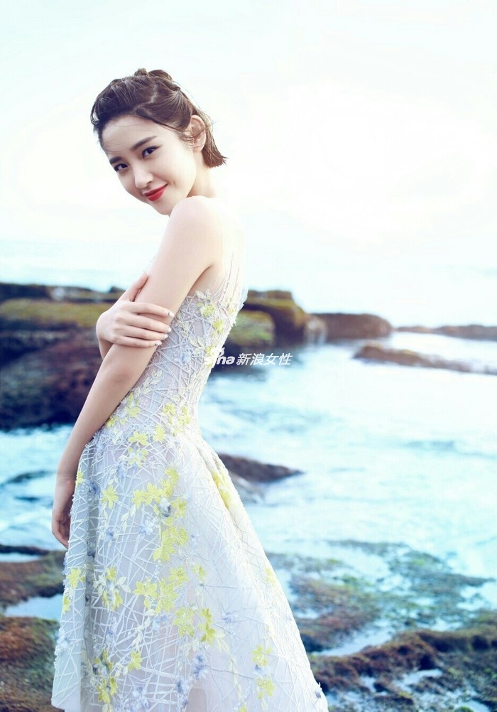 Joven actriz china Tang Yixin posa en la playa5