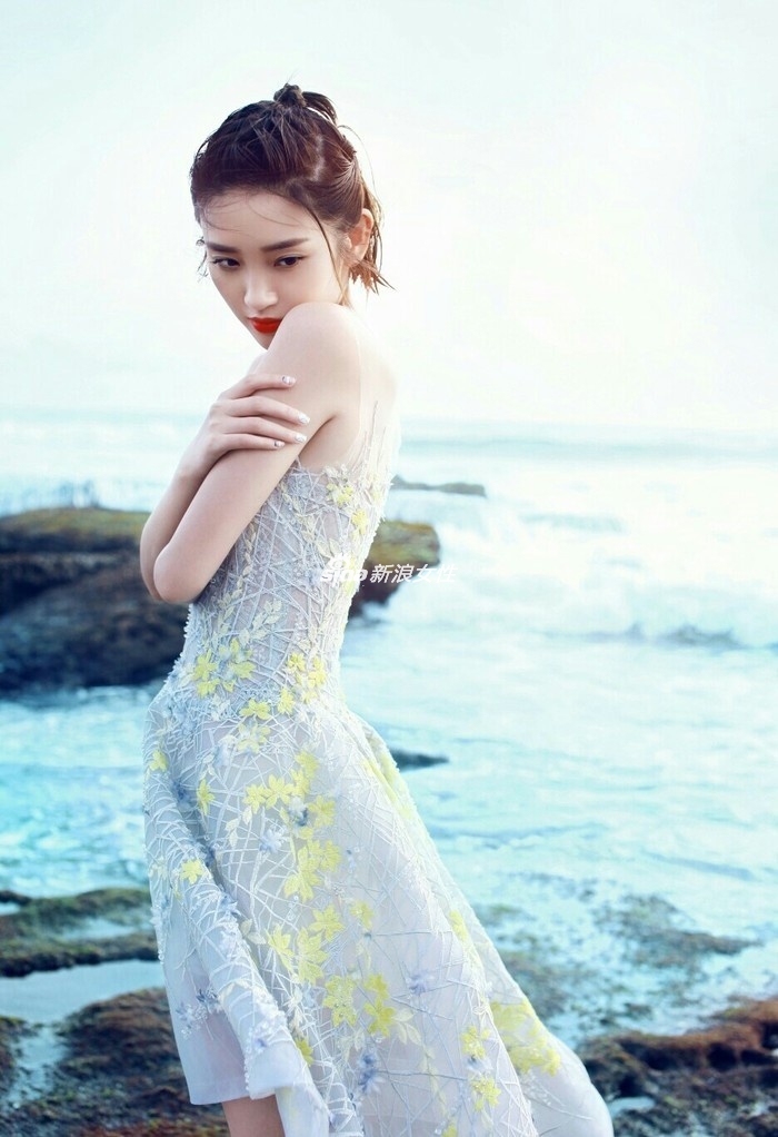 Joven actriz china Tang Yixin posa en la playa4