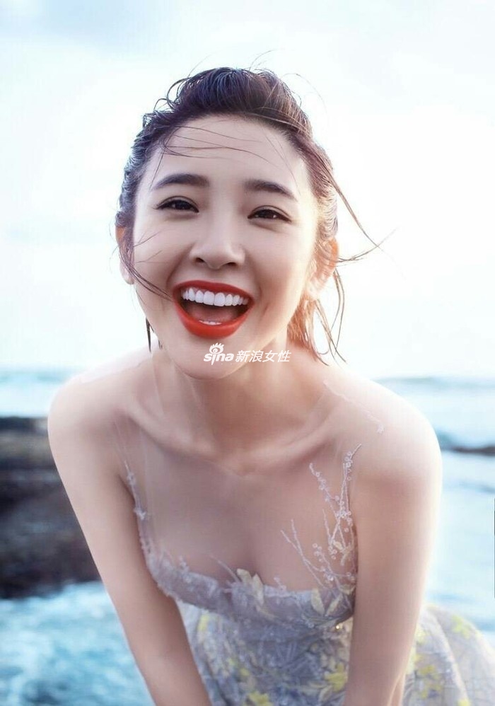 Joven actriz china Tang Yixin posa en la playa3