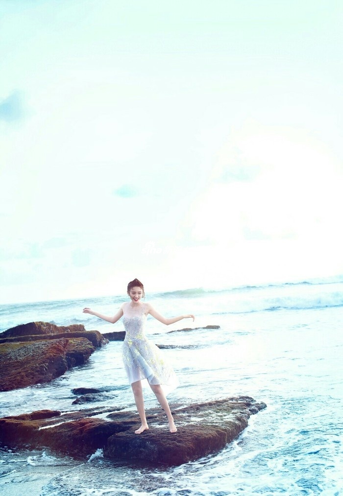 Joven actriz china Tang Yixin posa en la playa1