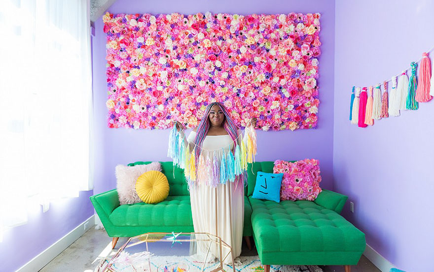 Esta mujer tiene el apartamento más colorido que has visto
