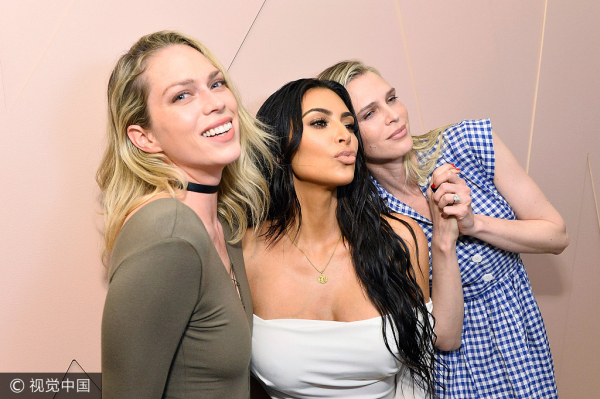 Kim Kardashian se pone cariñosa en la inauguración de KKW Beauty