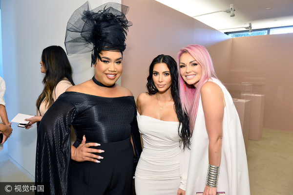 Kim Kardashian se pone cariñosa en la inauguración de KKW Beauty