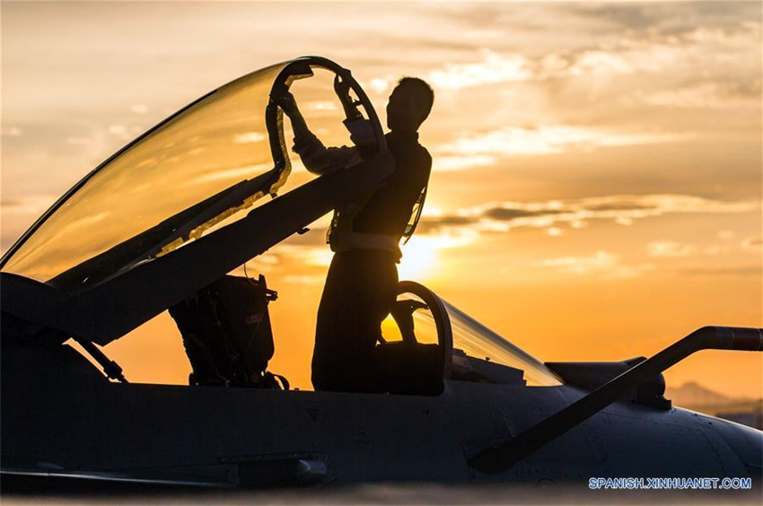 El avión de combate J-10B de China