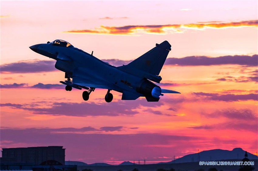 El avión de combate J-10B de China