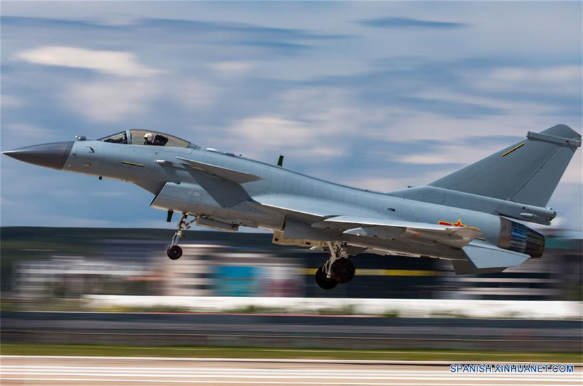 El avión de combate J-10B de China