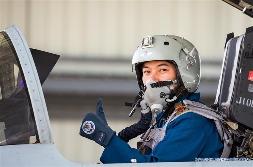 El avión de combate J-10B de China