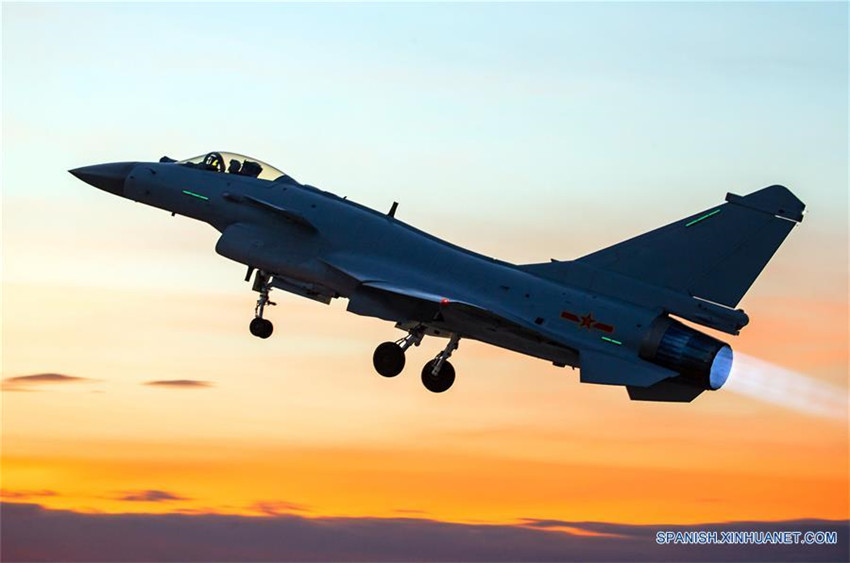 El avión de combate J-10B de China