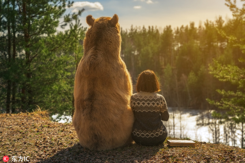 La armonía cariñosa entre el oso Stepan y su criadora1