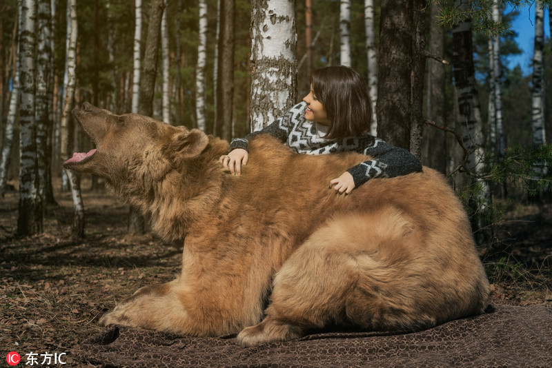 La armonía cariñosa entre el oso Stepan y su criadora2