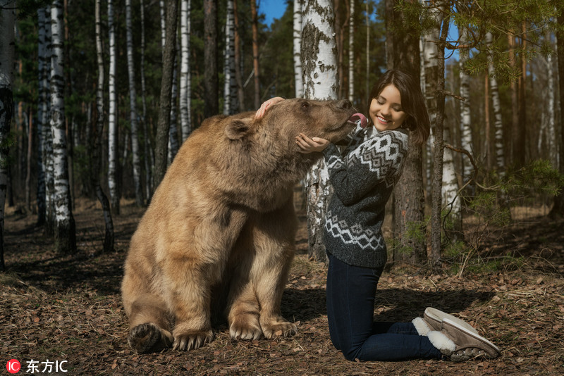 La armonía cariñosa entre el oso Stepan y su criadora3