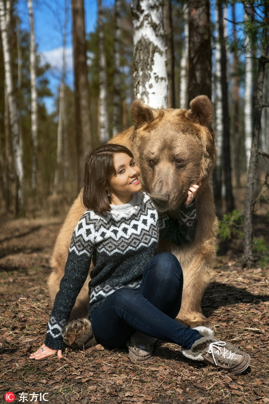 La armonía cariñosa entre el oso Stepan y su criadora4