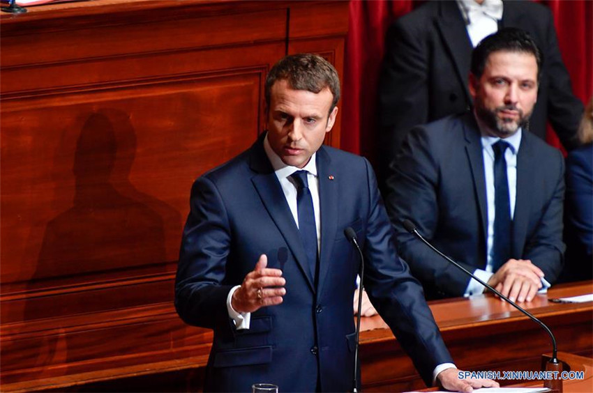 Presidente francés promete eliminar estado de excepción en otoño