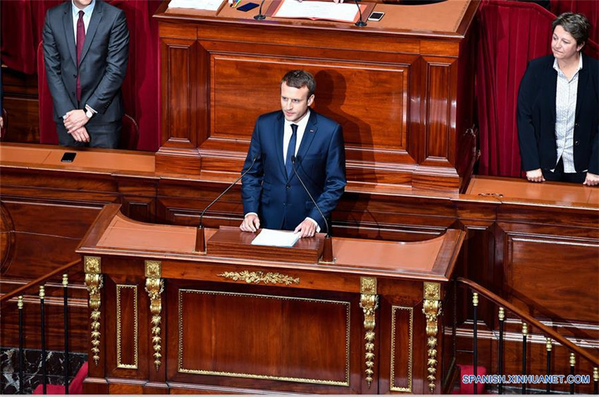 Presidente francés promete eliminar estado de excepción en otoño