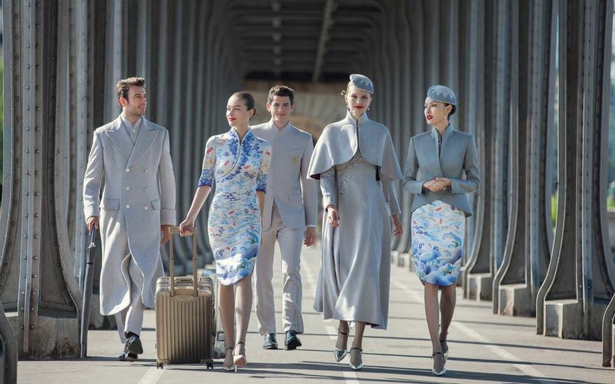 Hainan Airlines proporciona uniformes de alta costura a su personal de vuelo