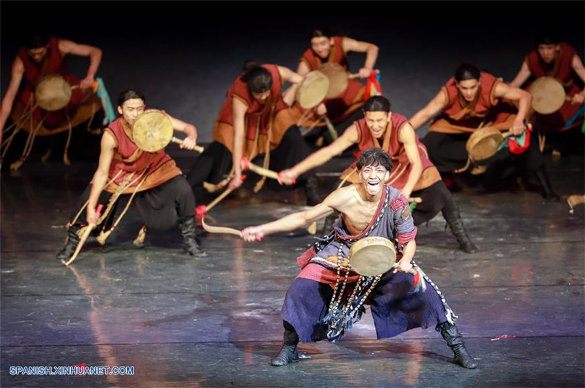 Se presentan diferentes danzas folclóricas de más de 20 grupos étnicos en Mongolia Interior