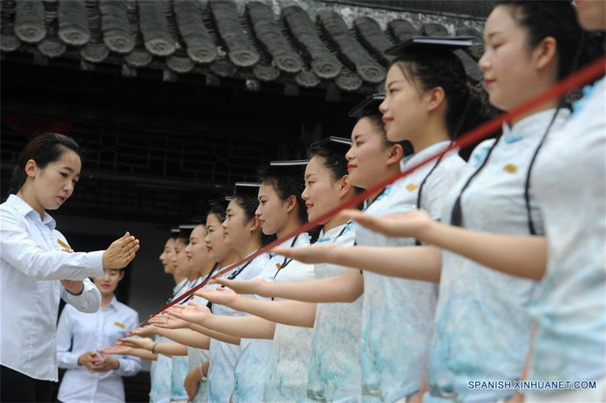 Jiangsu: Guías turísticos practican sus posturas incluso en intenso calor del verano