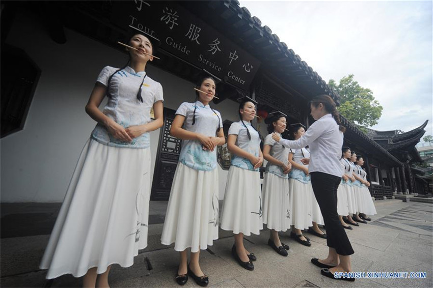 Jiangsu: Guías turísticos practican sus posturas incluso en intenso calor del verano