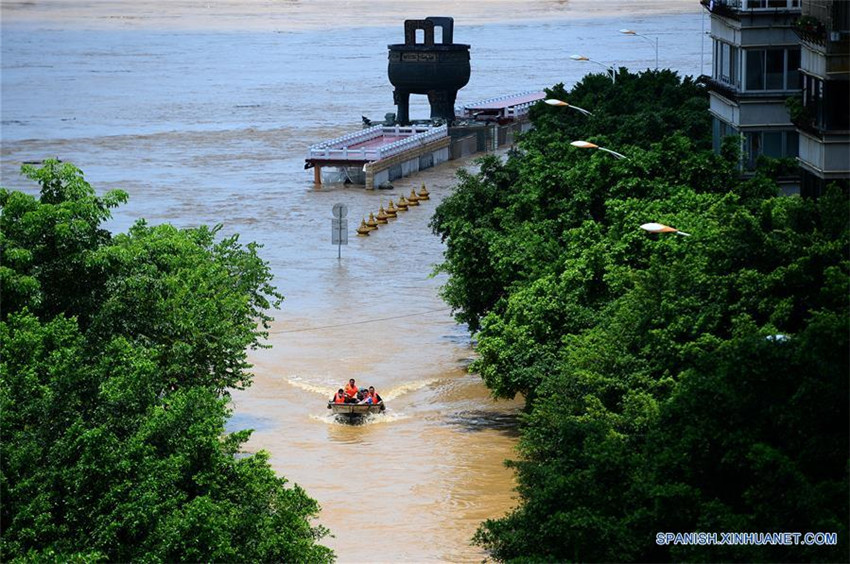 Intensas lluvias dejan dos muertos en Guangxi y 9.000 pasajeros varados en Sichuan