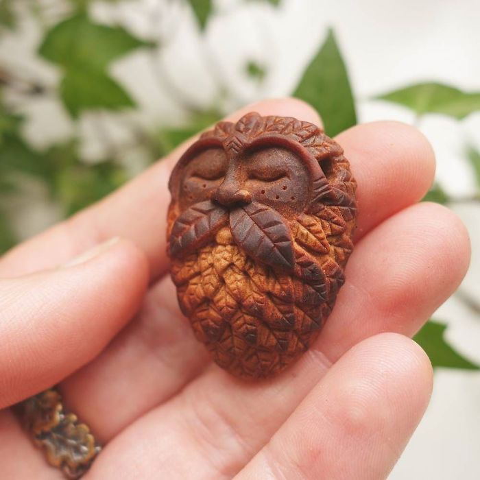 Artista talla las semillas de aguacate en criaturas del bosque mágico