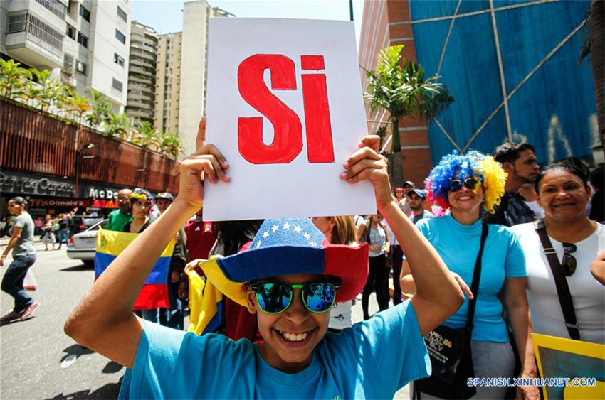 Maduro pide a oposición 'nuevo ciclo de diálogo' tras consulta en Venezuela