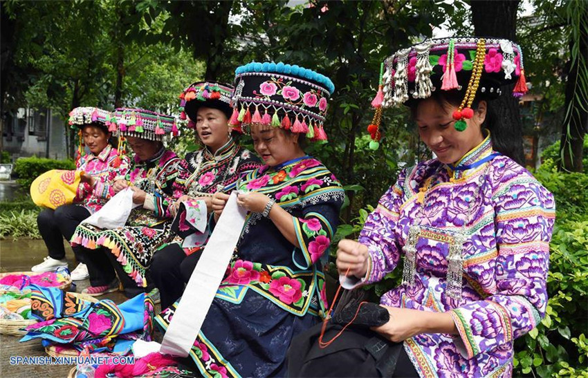 Exhibición de bordado étnico en Yunnan