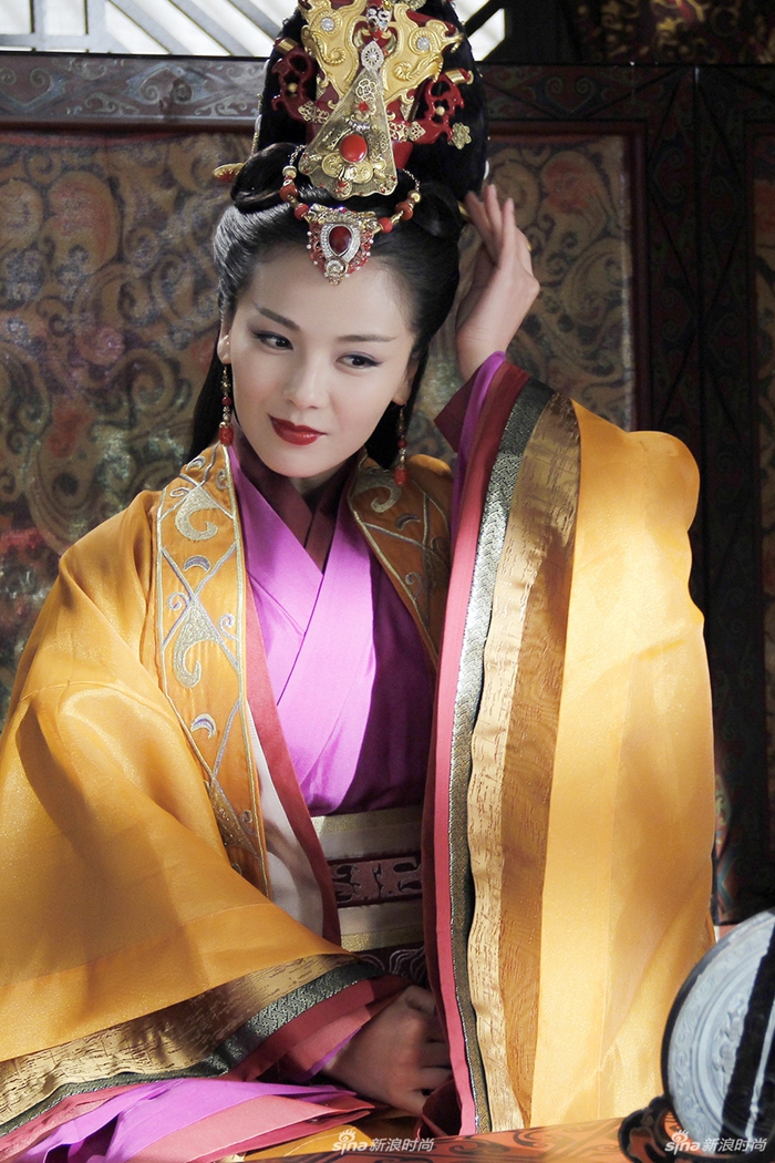 Actrices chinas en vestidos tradicionales interpretan la belleza oriental4