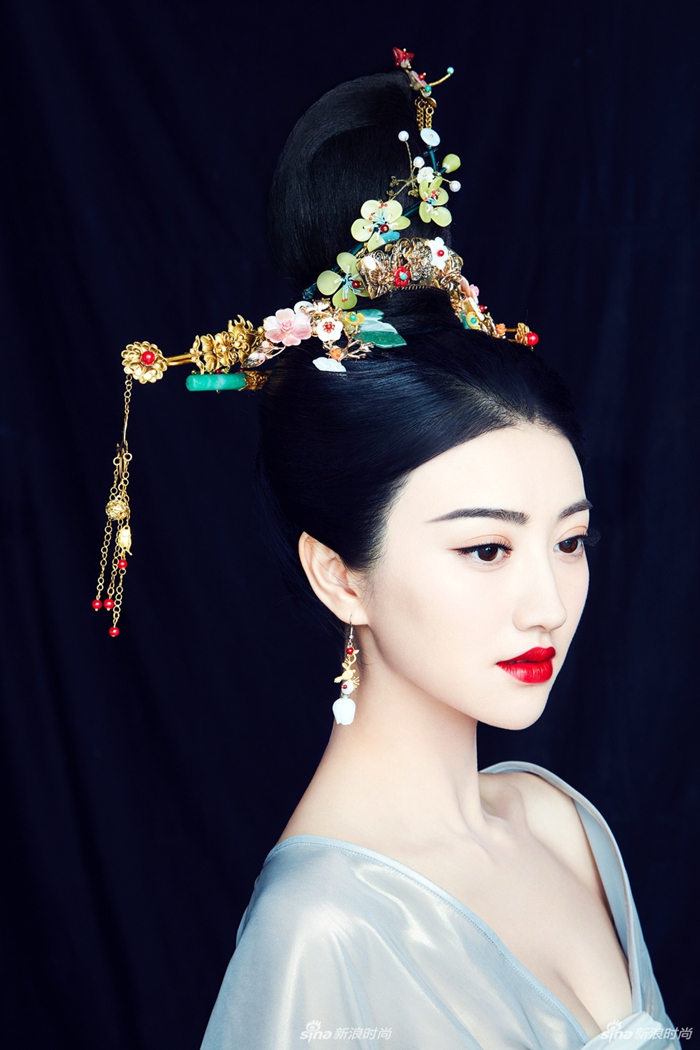 Actrices chinas en vestidos tradicionales interpretan la belleza oriental6