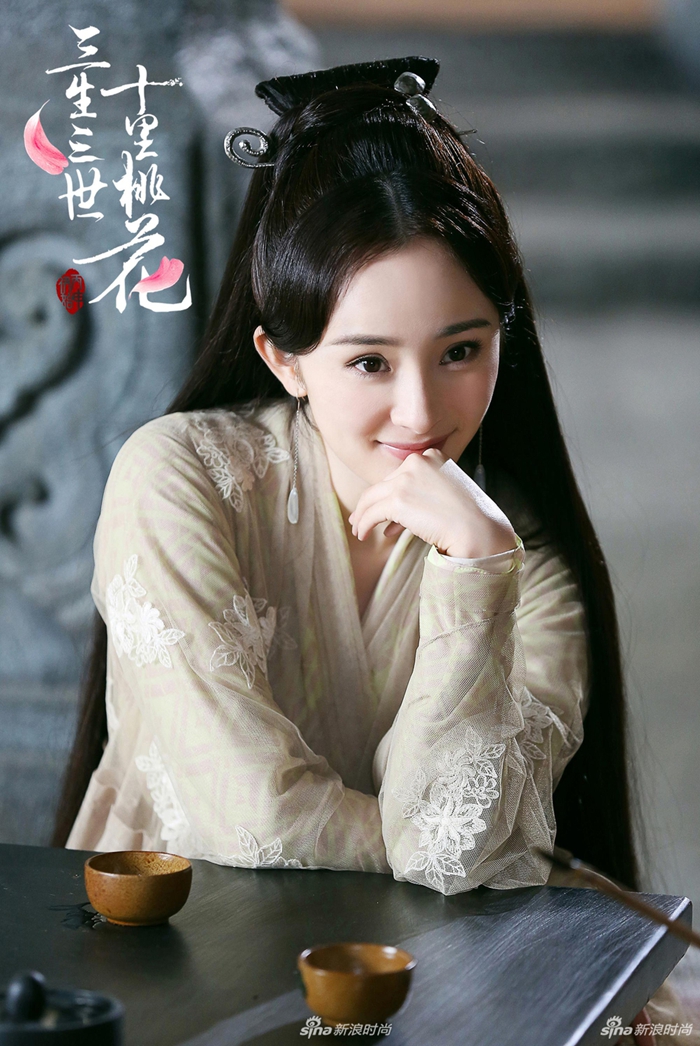 Actrices chinas en vestidos tradicionales interpretan la belleza oriental9