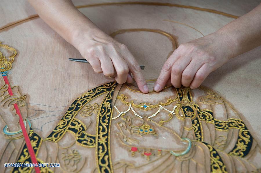 Arte del esmalte de cerámica de color con alambre dorado