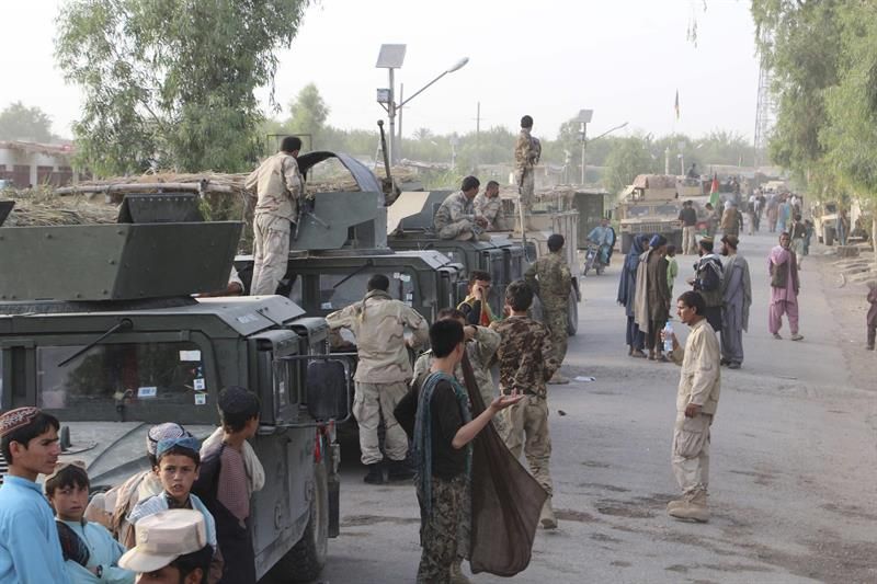 Talibanes matan a doctores y pacientes en un hospital afgano tras tomar el distrito de Taywara