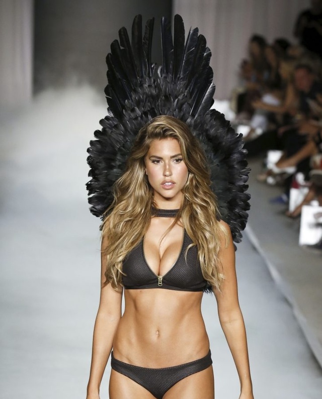 Fotos de la famosa modelo Kara Del Toro