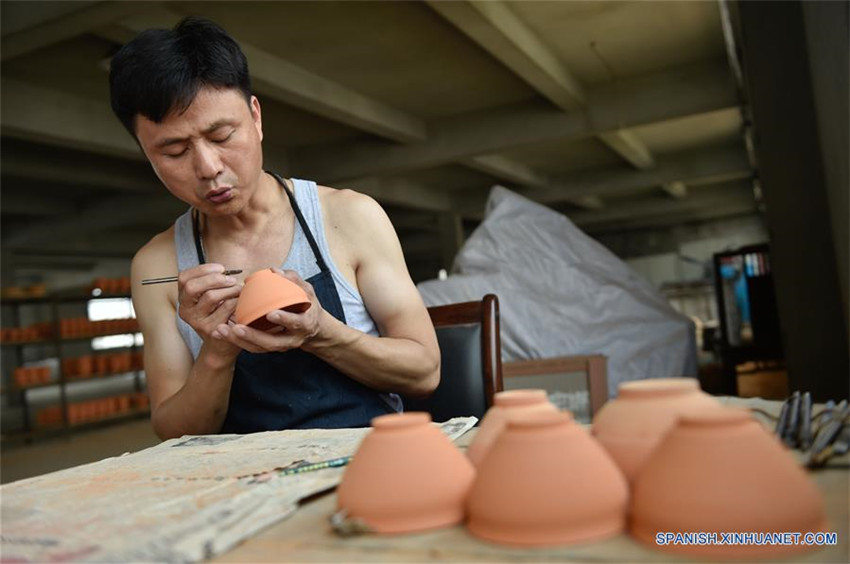 Artesano redescubre arte de fabricación de porcelana jian