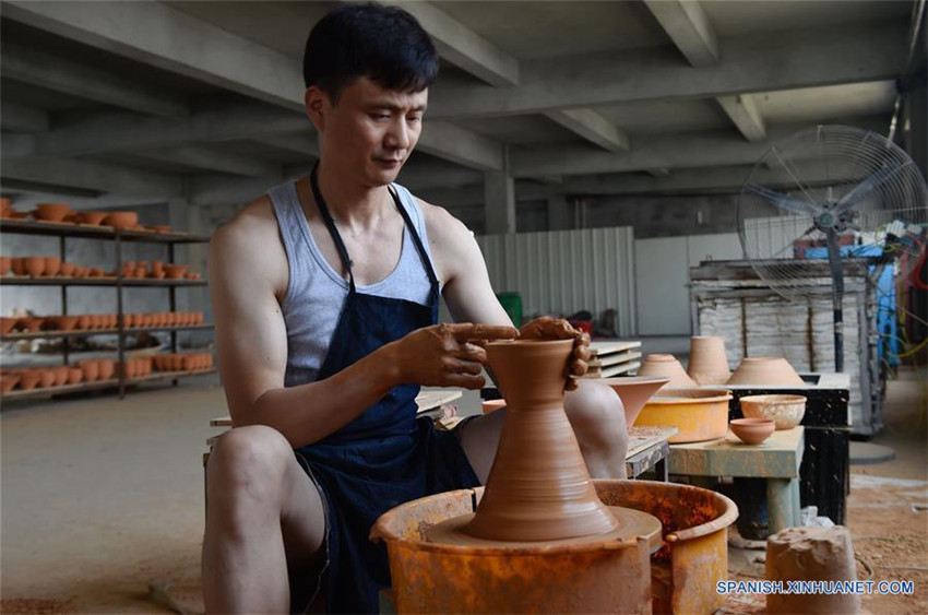 Artesano redescubre arte de fabricación de porcelana jian