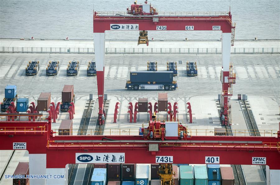 Muelle del puerto de agua profunda de