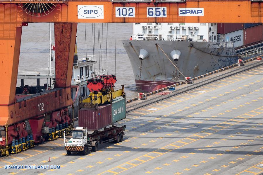 Muelle del puerto de agua profunda de