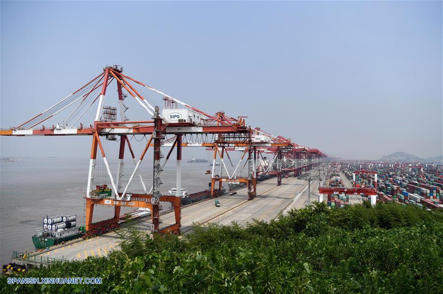 Muelle del puerto de agua profunda de