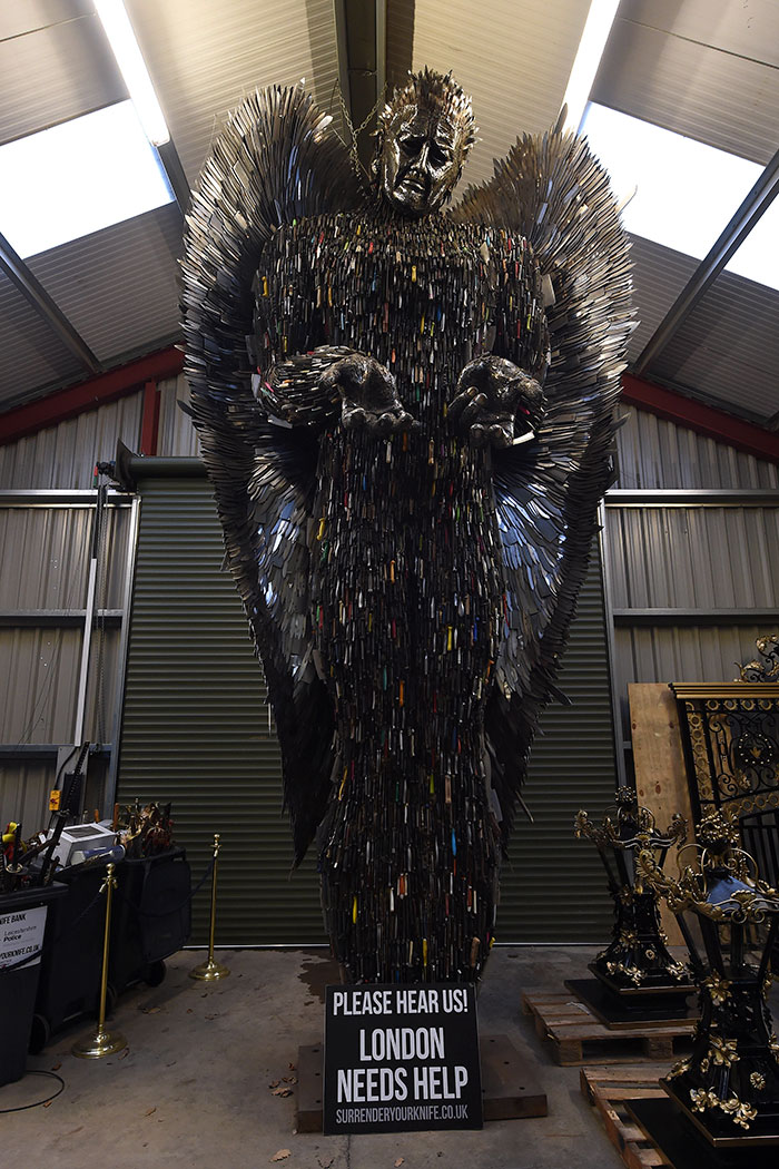 Artista tarda 2 años en construir ángel de cuchillo con 100.000 piezas de arma