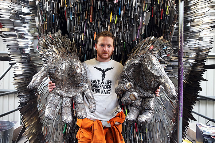 Artista tarda 2 años en construir ángel de cuchillo con 100.000 piezas de arma