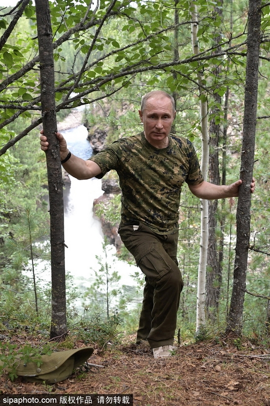 Putin se convierte en pescador profesional en sus vacaciones 2