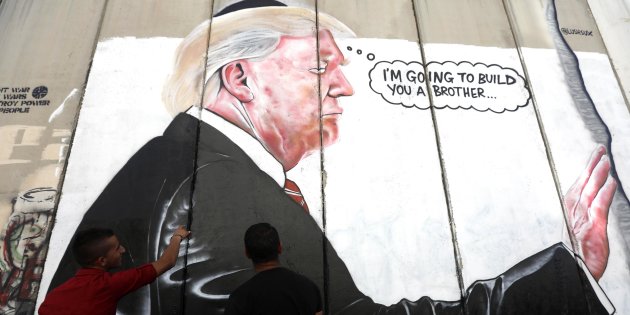 Caricatura de Trump aparece en el muro de separación7