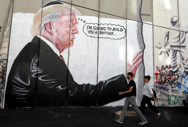 Caricatura de Trump aparece en el muro de separación3