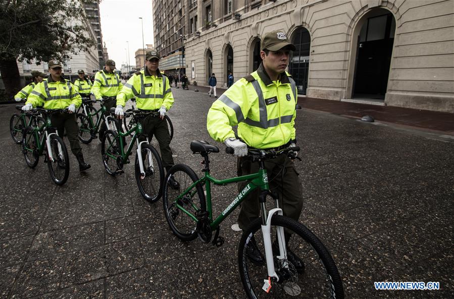 China dona bicicletas a la policía chilena
