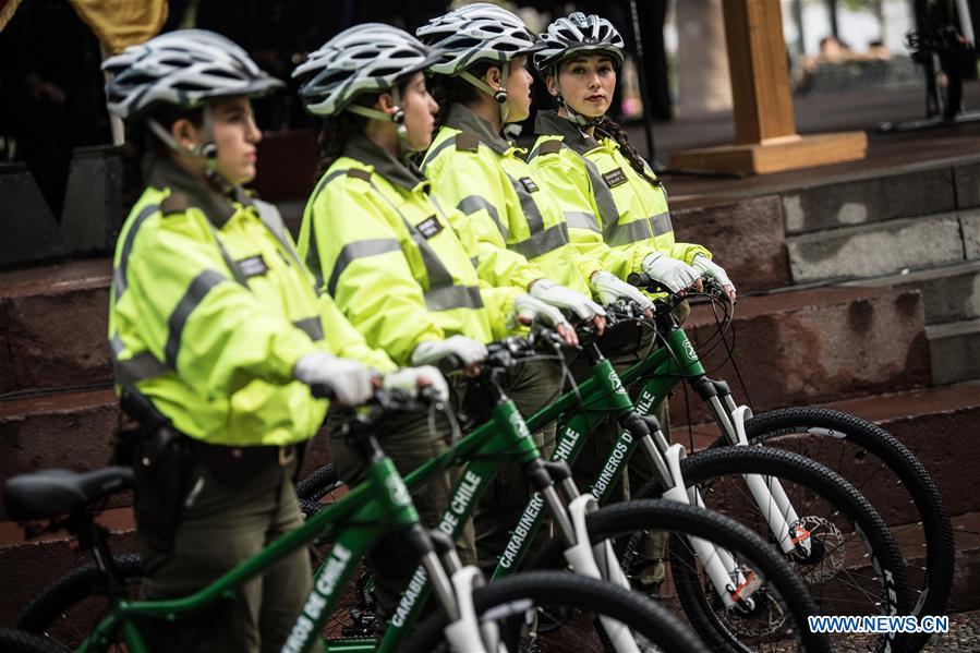 China dona bicicletas a la policía chilena