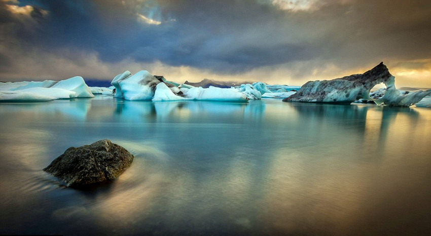 Bello paisaje de lago glaciar en Islandia9